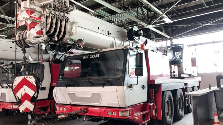 GMK 4100B all terrain crane with a hydraulic expandable